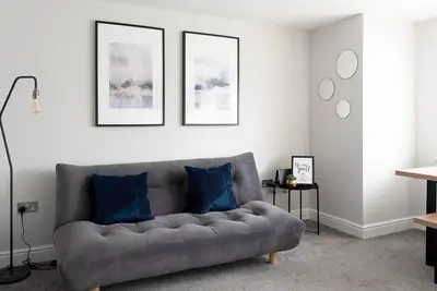 Image de Pass the Keys | Lovely, comfortable 2-bed Braehead - free parking