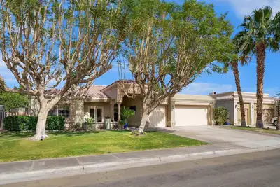 Image de New Mid-Century Chic Villa With Private Pool