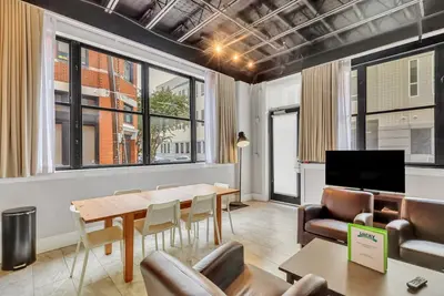 Image de Modern Apartment w/ Amazing Historic District Location by Lucky Savannah