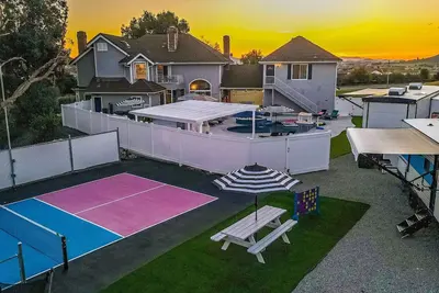 Image de Retro Ranch-5bd-Pool-Hot Tub-Games-Pickleball