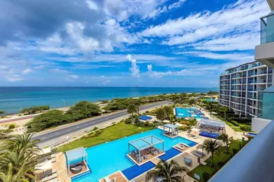 Image de Luxurious Aruba OceanView Beachfront residence at Azure Eagle Beach