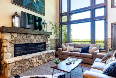 Image de Luxury Smoky Chalet, Indoor Pool, Hot Tub, Theater | Sleep 12 in 4 King Suites w/ Indoor Fireplace, Outdoor Fire Pit, Game Loft & Scenic Views | 20 Min to Dollywood, The Island & Parkway | Dog-Friendly w/ 24/7 Hospitality