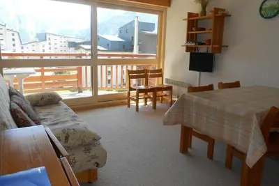 Image de 100m du centre station, 4ème étage, vue montagne, balcon, parking, télévision, casier à ski, 42m²