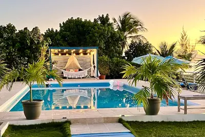 Image de Two villas side by side. Each villa has its own jacuzzi and ocean front pool.