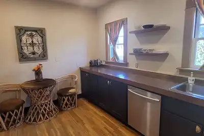 Image de Free Parking! Steps to Ua +Downtown. 3 Br 2 Ba, Full Kitchen, Laundry, Fire pit.