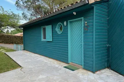 Image de Villa en bois dans la verdure face Ă un golf 18 trous