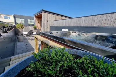 Image de Stunning Downtown Studio: Private Rooftop Terrace & Jacuzzi!