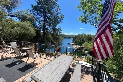 Image de Lakefront modern home with private dock!