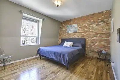 Image de Spacious mid century 2 bedroom in downtown.