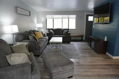 Image de Updated 2bd/2ba. Walk to Village, dog friendly, Sharc passes.