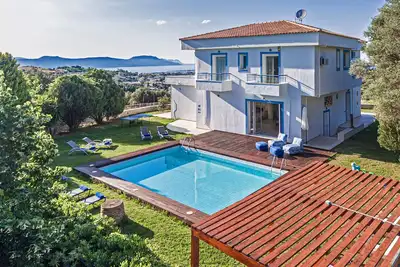 Image de A beautiful 5bedroom villa, in a tranquil location with sea view, close to beach