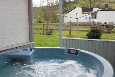 Quaint cottage Tygwyn with all weather Hot Tub.
