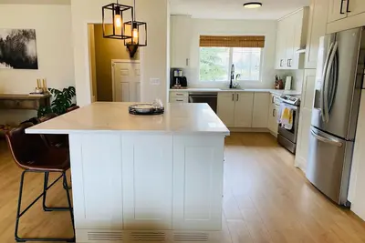 Image de Cozy Renovated Bungalow Backing on Braeside Park