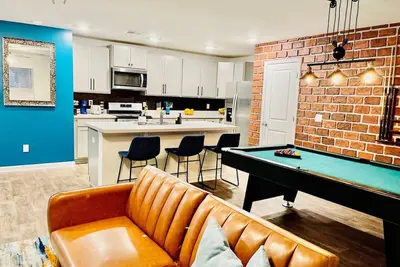 Image de Sweet Spot - Pool table, blackout courtains