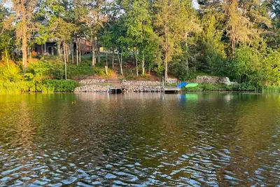 Image de Cozy lake cabin, enjoy fall colors on the deck overlooking the lake!