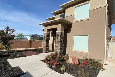 Image de 55 min to Zion’s, 35 min to Sand Hallow, 2 h to Bryce Canyon, 1 h to Kanab