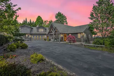 Image de Cedar Falls • Indoor Pool • Hot Tub • Golf Simulator • Great Views