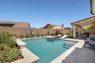 Image de 4 bed with pool in golf community w/ trail access!