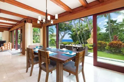 Image de Family friendly home with outdoor pool & tennis court