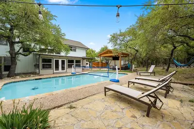 Image de Pickleball, Heated pool, Hot tub, 2. 5 Acres full of oaks