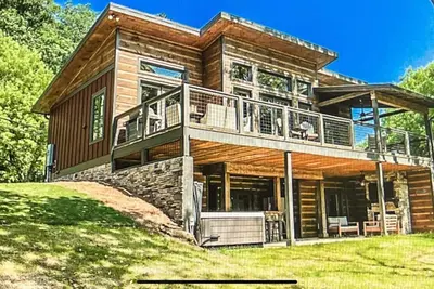 Image de Riverfront Mountain Modern Cabin with hot tub very close to downtown Ellijay.