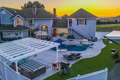 Image de Retro Ranch Cottage 800sf Pool HotTub Pickleball