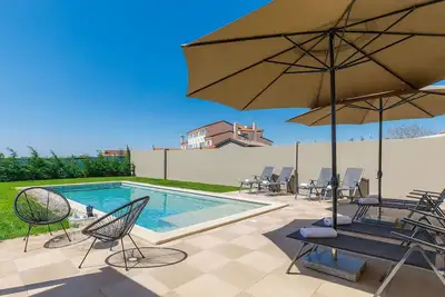 Image de Belle maison de vacances pour 10 personnes avec piscine privée, climatisation, Wifi, Tv et terrasse