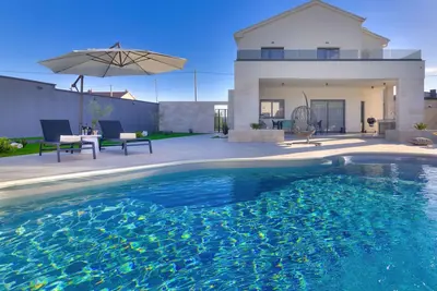 Image de Maison de vacances privée avec Wifi, bain à remous, climatisation, piscine privée, Tv, terrasse