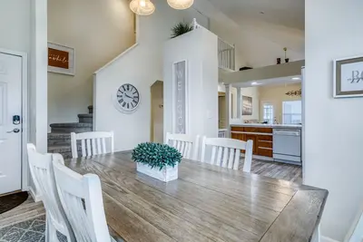 Image de Penthouse with pool. 8 min to Tablerock Lake