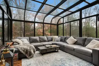 Image de Secluded home near the lake with huge sunroom, firepit, gas grill, & private W/D