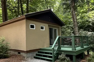 Image de Romantic Creekside Mountain Cottage