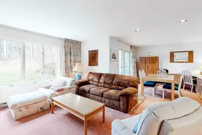 Image de Ski condo with locker, shuttle, fast WiFi, fireplace, washer/dryer & Ac