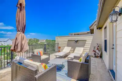 Image de Upscale four-story townhome next to park with elevator, rooftop terrace, & WiFi