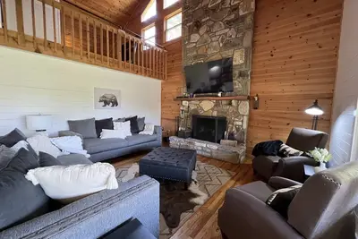 Image de Highlands Spacious Mtn Cabin for 16 w/Hot Tub+gameroom+gym+wifi & 4m from Dt
