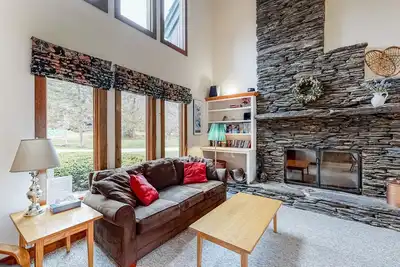 Image de Serene riverfront townhouse with pool, tennis, basketball, washer/dryer, & WiFi