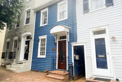 Image de Historic Downtown Annapolis Gem Steps to Usna and Main St with Private Patio and Parking