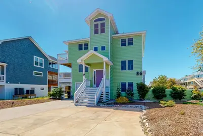 Image de Amazing coastal home with ocean views, multiple decks, outdoor shower, and WiFi