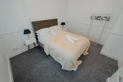 Image de Spacious home close to city centre, tram, hospitals, universities, Peak District