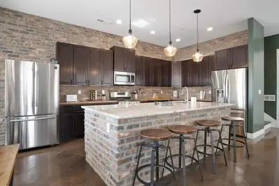 Image de Massive Home | Private Hot Tub | Sleeps 34