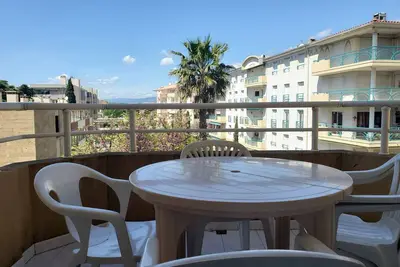 Image de Port Frejus Studio avec coin nuit de 30 m2 pour 2 Adultes 2 Enfants avec balcon au calme côté jardin