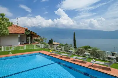 Image de Gorgeous villa with swimming pool and lake view