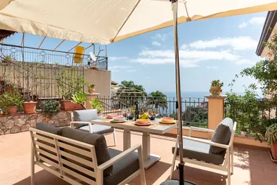 Image de Taormina Panoramic Apartment w/ Parking