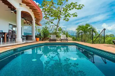 Image de 3 bedrooms-sleeps 7. Ocean views. Ojochal.