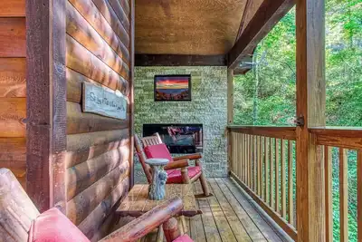 Image de American Spirit, Free Tickets, Hot Tub, Wifi, “Cozy Cabin Retreat in the Smokies