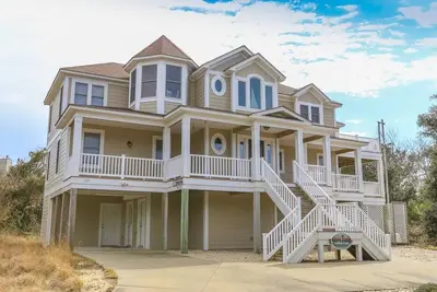 Gorgeous, Spacious 5 Br home w/Private Pool and Rec Room