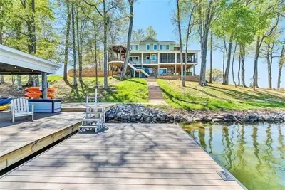 Image de Beautifully appointed Showplace home on Flat Lot w/250' of shoreline & Hot Tub! Come Visit \"Viewtopi