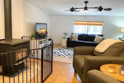 Image de Hilltop Haven | Kid-friendly~New Deck~Nearby Lakes