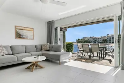 Image de Absolute Water Frontage on Noosa River! Unit 5 Driftwood, 9 Barbados Crescent