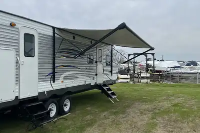 Image de Waterfront sleeps 4 adults  with a boat slip