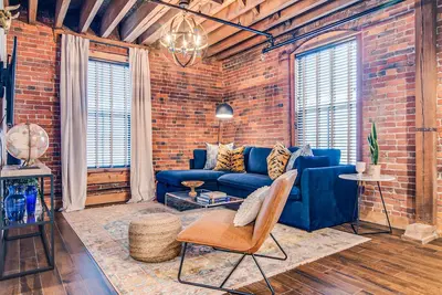 Image de Hip & historic condo near downtown - pool & gym - central Ac & private W/D